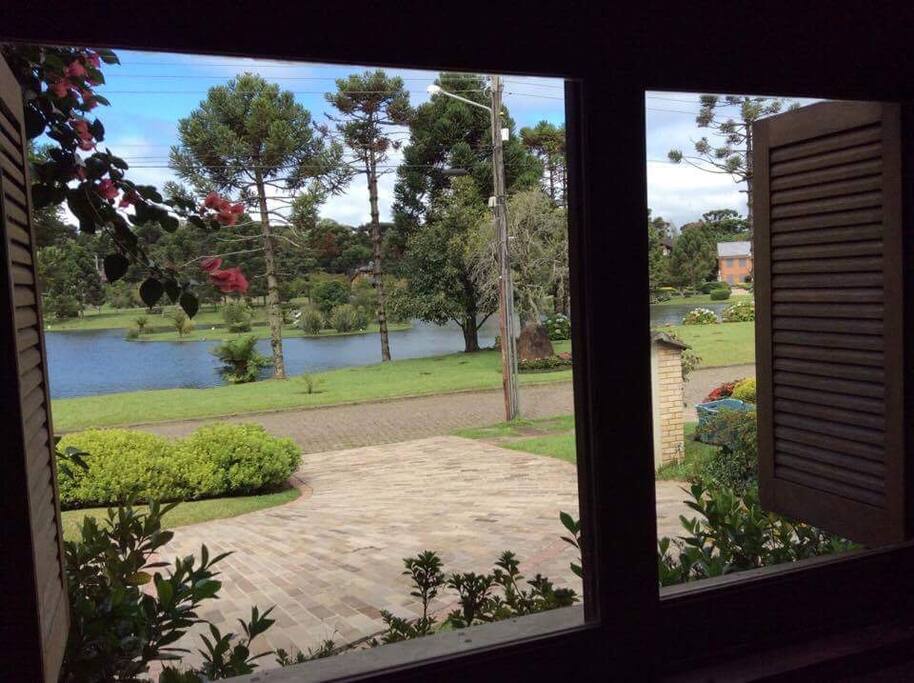Casa em frente ao lago