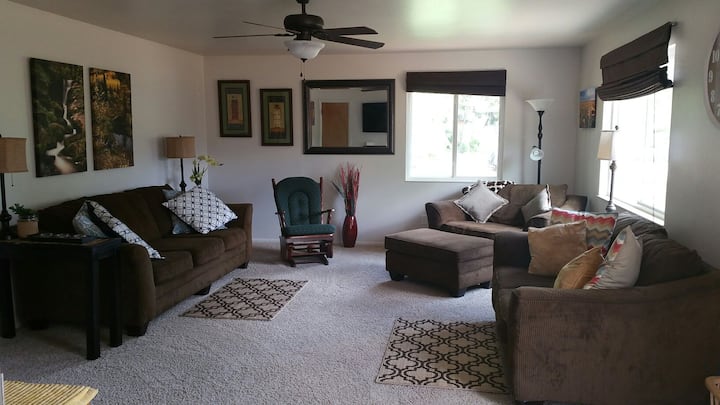 Family Friendly Duplex Near Olympic Training Ctr - 科羅拉多泉