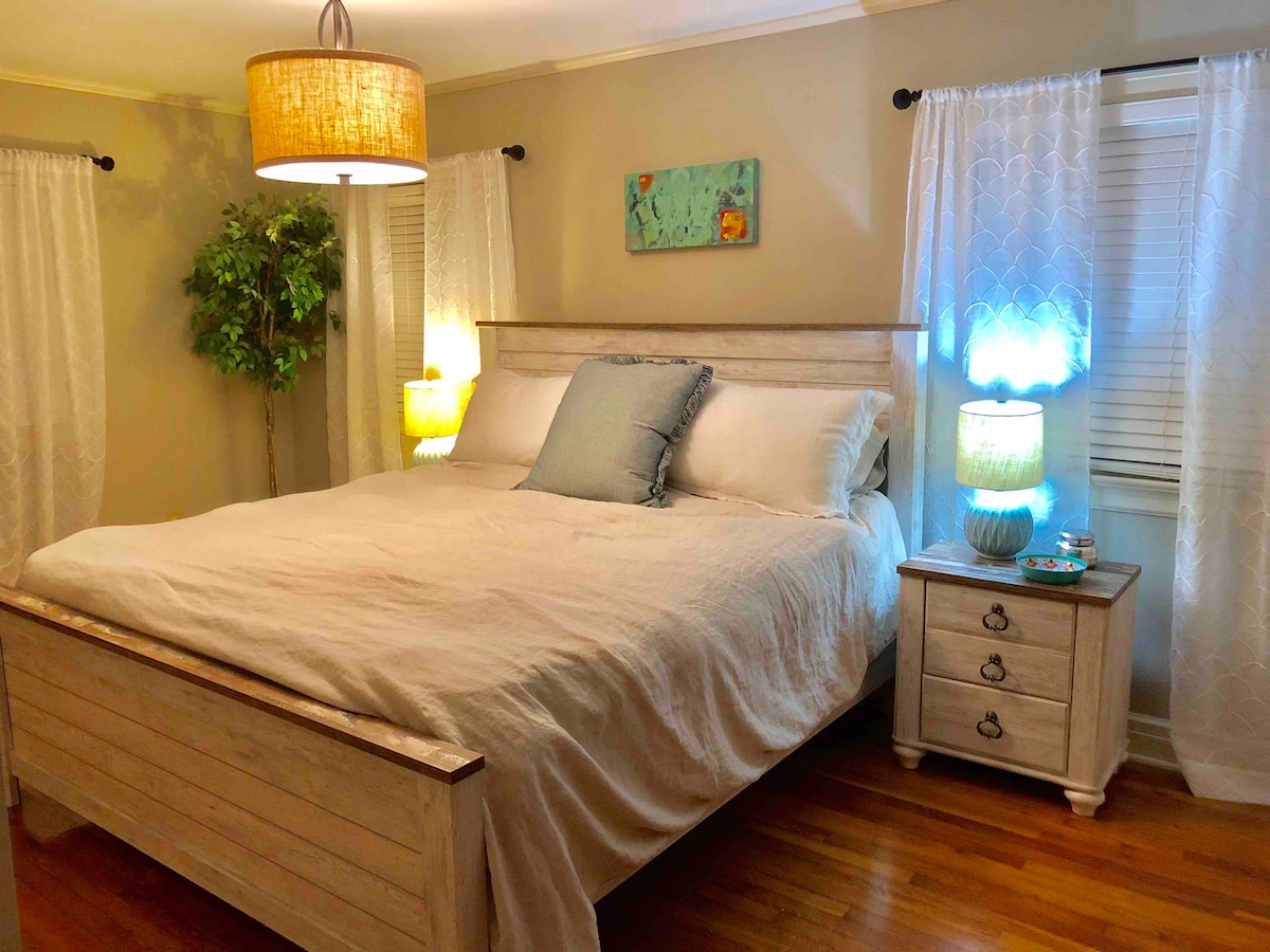 חדר שינה 2 עם מיטת קינג סייז חדשה.