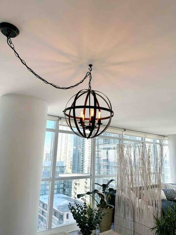 Beautiful 2 Bed 2 Bath 2 Balc Corner Unit-Downtown gallery image 2