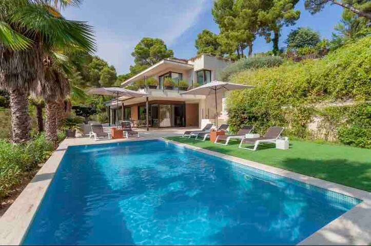Luxury villa in Tossa, heated pool gallery image 2