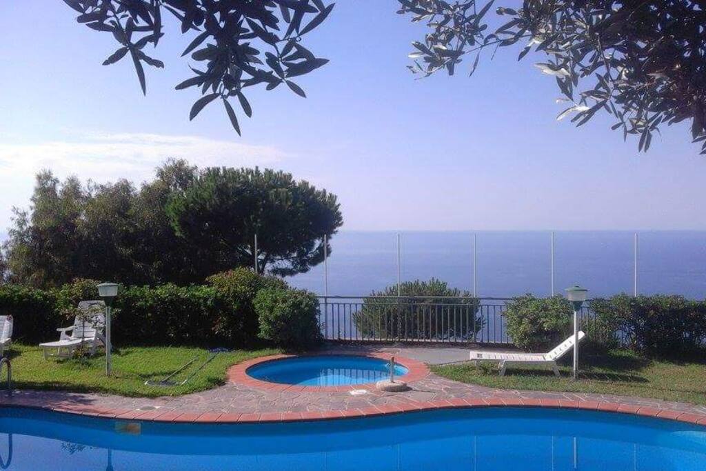 bordo piscina e veduta mare