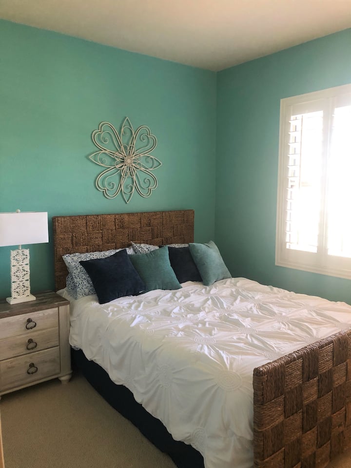 Kamer met queensize bed met traagschuimmatras