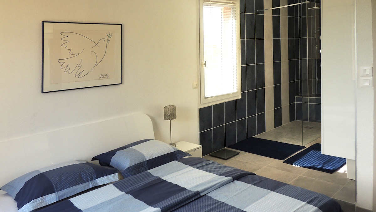 Главна спалня на горния етаж със самостоятелна душ стая