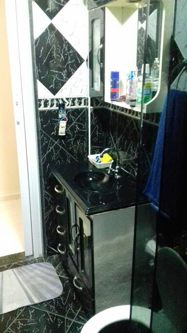 Banheiro novo e com box