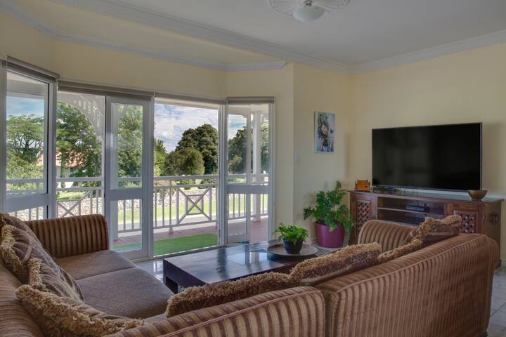 Bohemian Breeze - Quirky Home With Stunning Views! - Maleny
