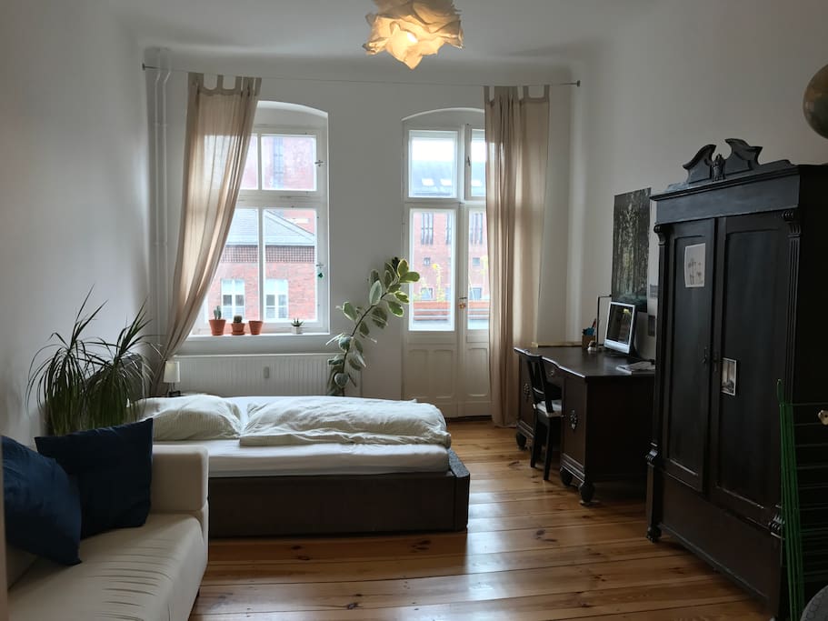 Zimmer mit Balkon, Zweier-Bett, Schreibtisch, Couch und Sessel