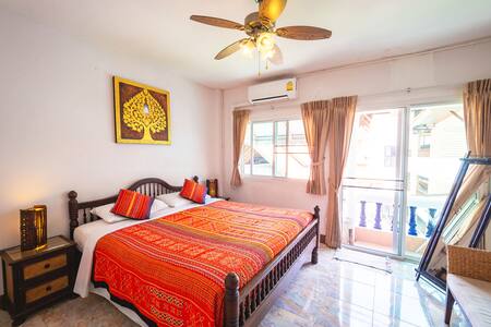 Private Apt2.  5mins walk to Sunday market