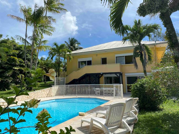 Villa with pool and barbecue