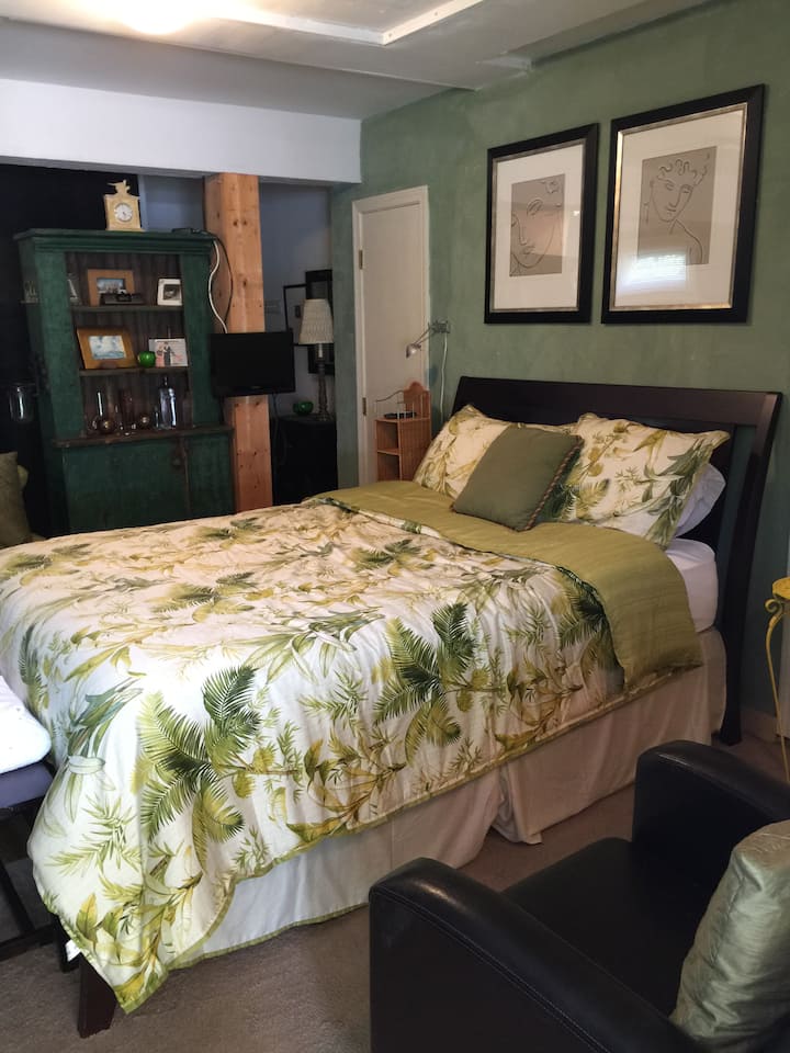 Provincetown Garden level studio Guest suites for Rent in