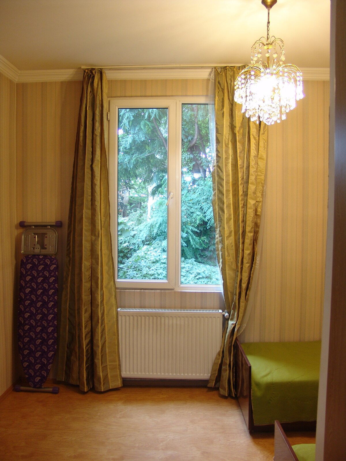 غرفة نوم ثانية مع نافذة