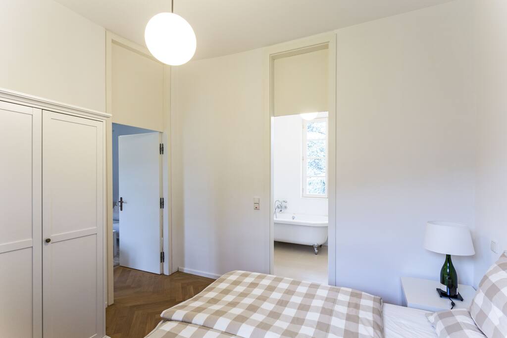 Schlafzimmer mit angrenzendem Bad