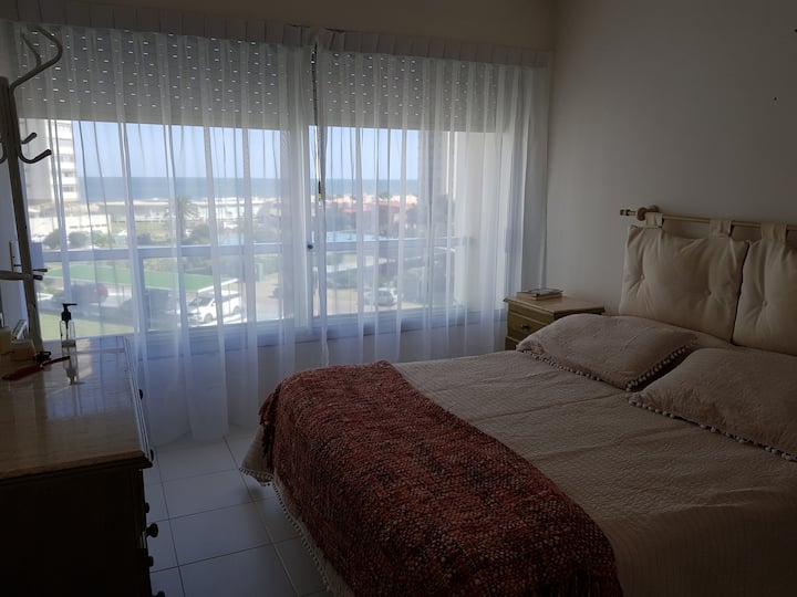 Dormitorio con cama de dos plazas y amplio placard. Desde aqui tambien de puede tener una hermosa.vista al.mar.