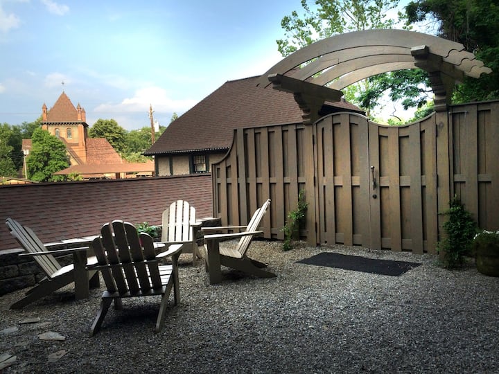 Griffin's Lair Biltmore Village, NC 28803 Guesthouses for Rent in