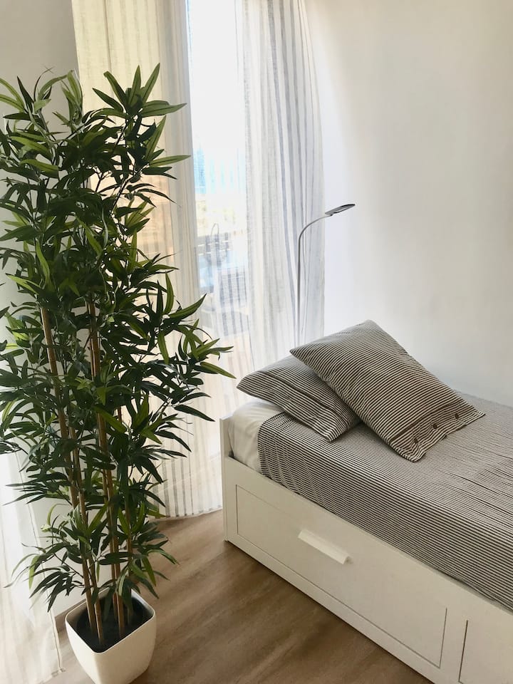 Habitación 1. Cama de 80x200. 
Convertible en cama doble.
 Salida a la amplia terraza con vistas al mar