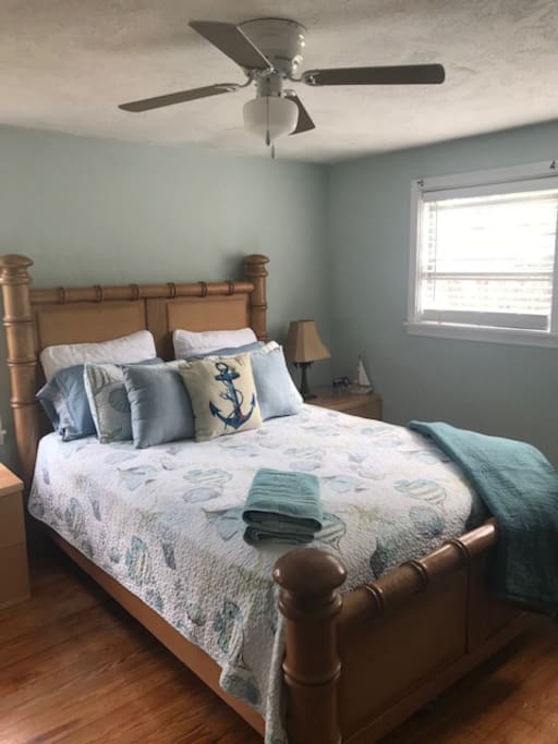 Master bedroom - queen bed