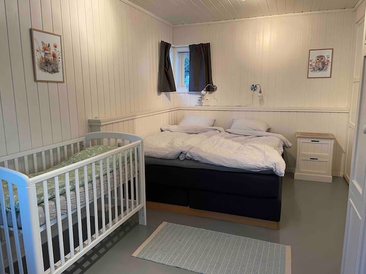 Chumba kikuu cha kulala kwenye ghorofa ya kwanza. Kitanda kina urefu wa sentimita 180. Na kitanda cha mtoto mchanga sentimita 60*120 