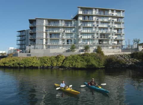 Popular Airbnb listing: 2Bdm -Victoria WM Resort-City View in James Bay