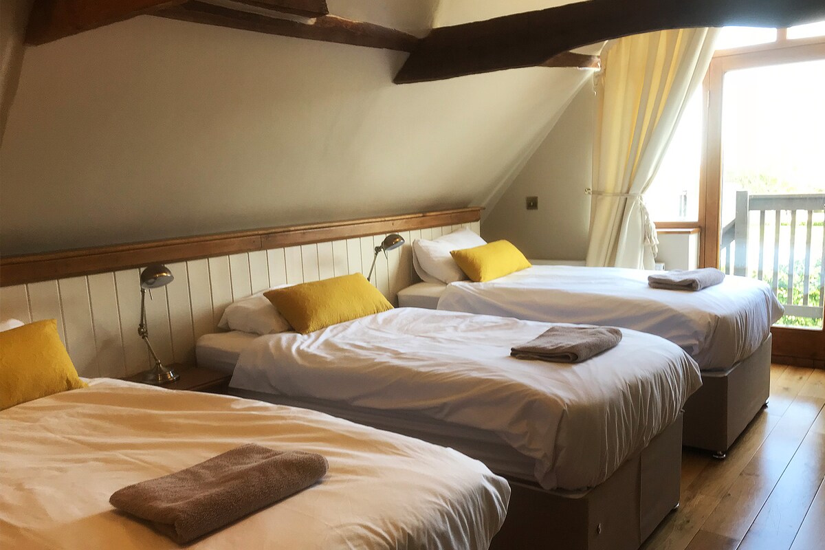 Bed 2 - Can be set as 3 x singles or 1 x King size + spare single