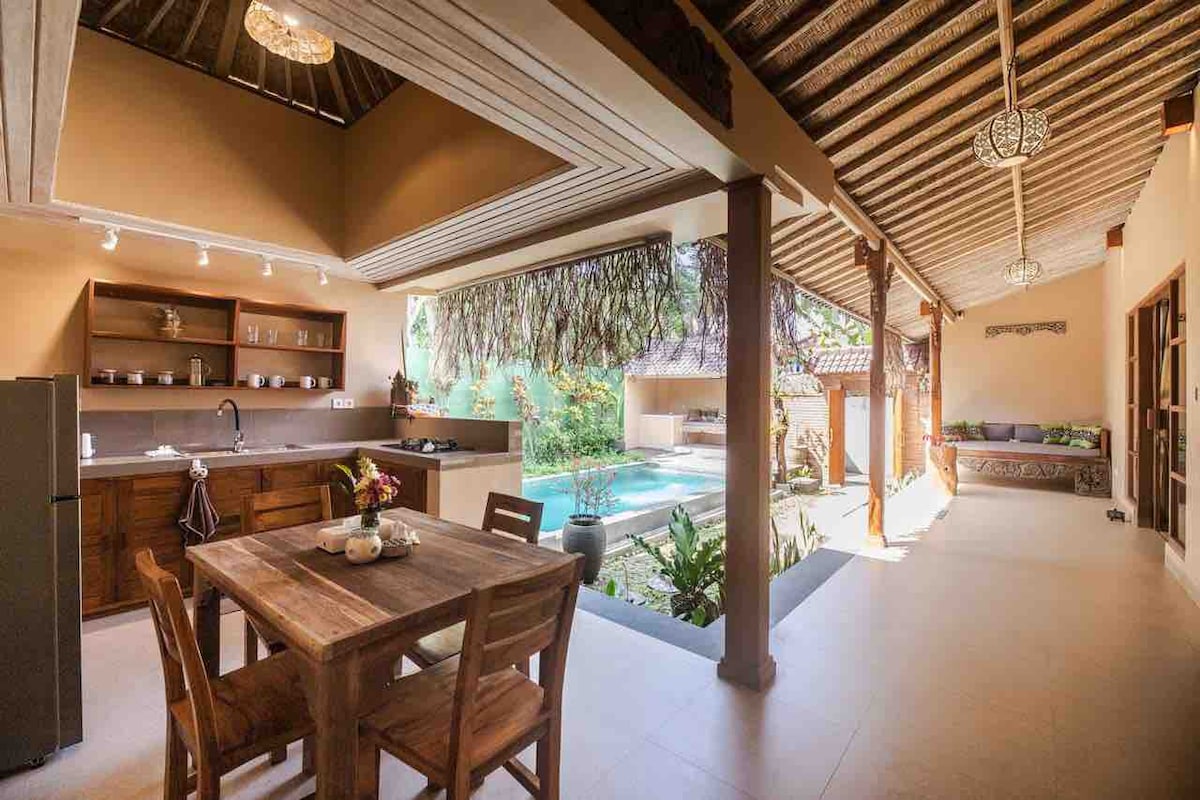 Villa in Kecamatan Ubud · 2 bedrooms · 2 beds · 2 baths, συγκρίσιμο Airbnb
