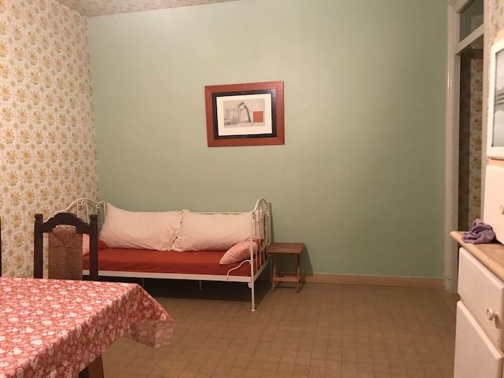 Cuisine/ pièce de vie au même étage que la chambre