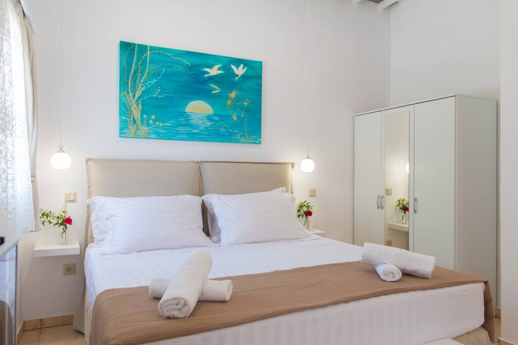 The high quality king size bed and its mattress are made by Coco-mat.