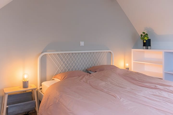 1 van de 2 slaapkamers boven met telkens een lavabo en opbergmogelijkheden