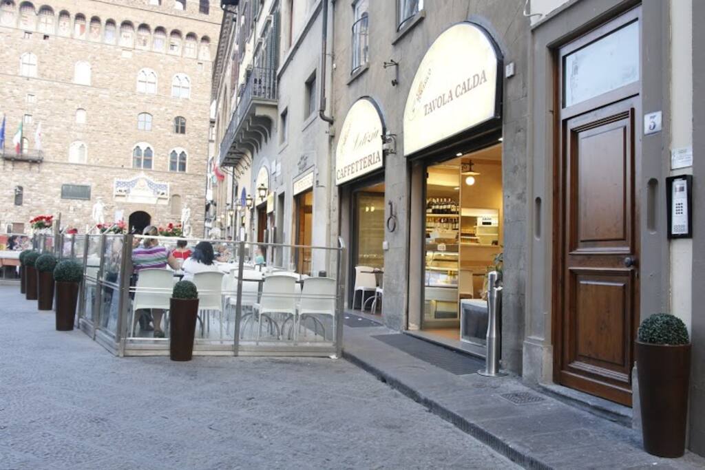 il portone d'entrata del palazzo