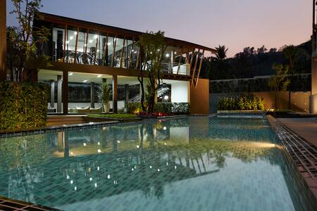 Studio Near CM University+foodstalls+Pool Netflix