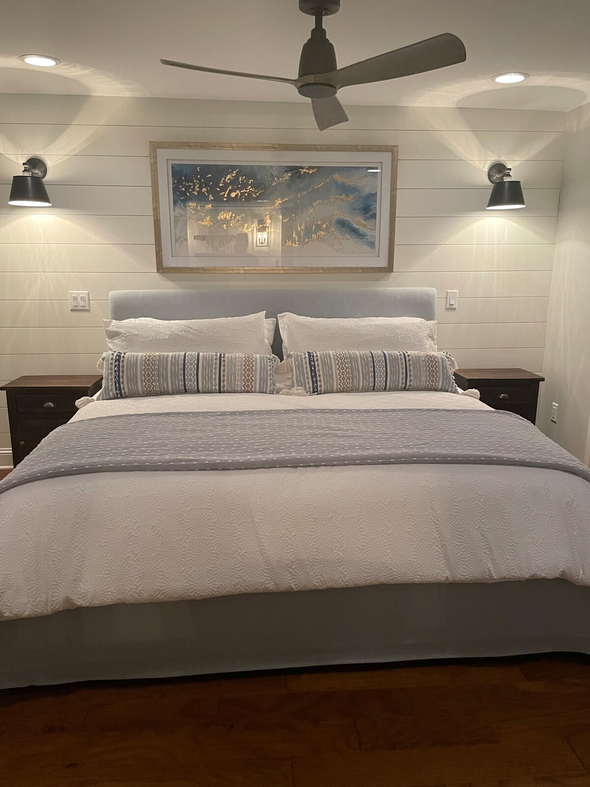 Разкошна ремонтирана стая с свободно легло с изглед към езерото