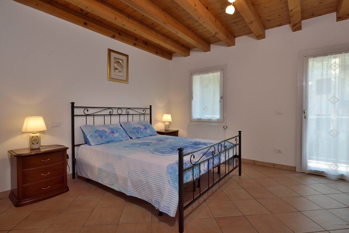 spálňa s manželskou posteľou, treťou posteľou a možnou detskou postieľkou