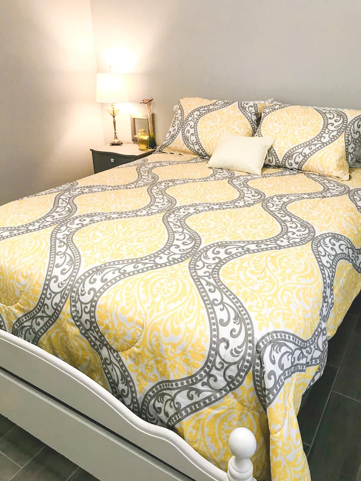 غرفة نوم في الطابق السفلي