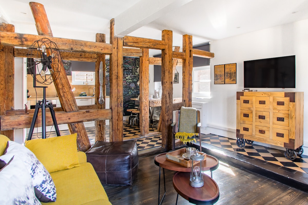 Top performing Airbnb: A balcony over Little Venice in Colmar