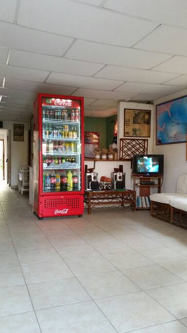 Sala con bebidas nacionales e internacionales