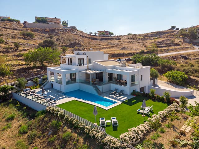 Eolia Iconic Villa, walking distance to the beach gallery image 5