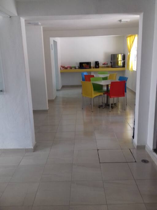Nuestra área de comedor lista para que disfrutes de tus alimentos