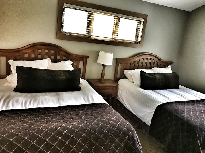 1 nga 5 dhoma gjumi, kjo ka 2 krevate dopio "queen" dhe një televizor