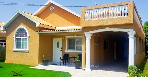 CHEERFUL TROPICAL 4BEDROOMs Villa Security 24hour