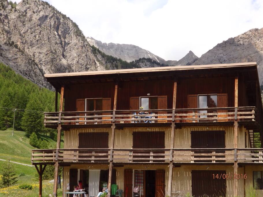 L'appart se situe au dernier étage du chalet, les trois fenêtres