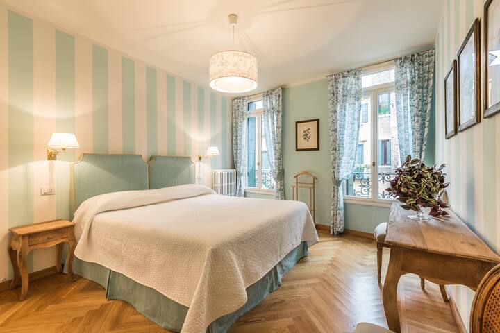 Ca’ Dei Nomboli Canal View gallery image 2