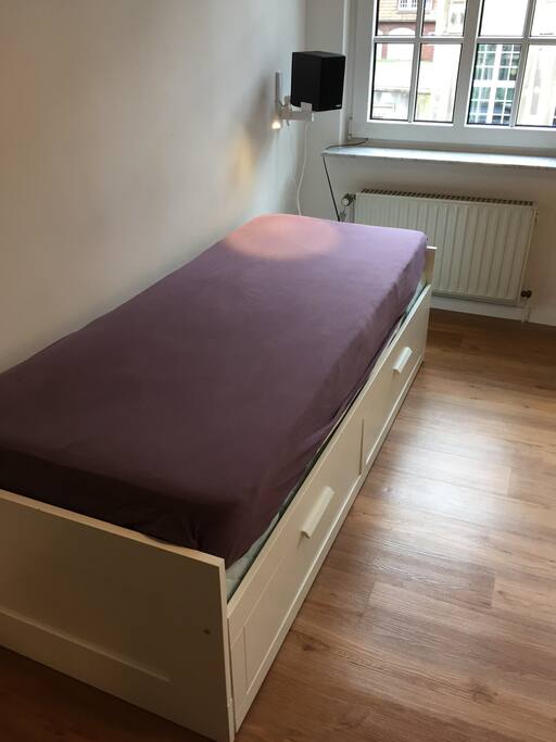 Bett kann ausgezogen werden. Es ist dann 1,6m breit.