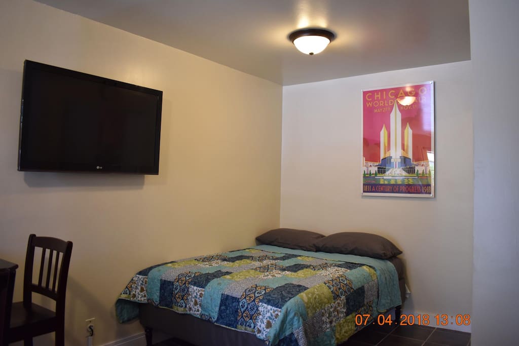 Ambient lighting, contemporary wall art with 42'' TV and Wifi.