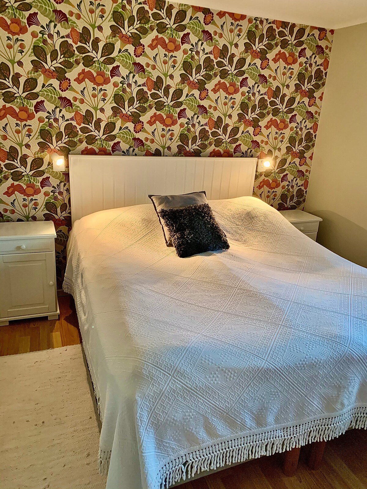 غرفة نوم بسرير مزدوج.