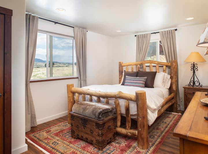 Queen bed, sunrise views of Basalt Mtn.