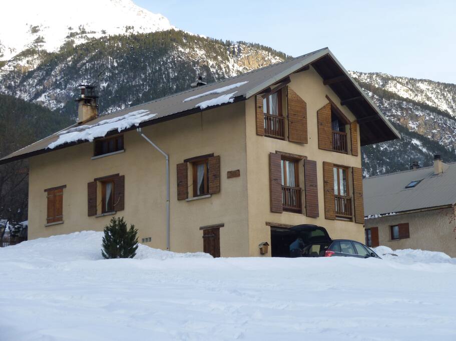 Vue extérieure de la maison en hiver