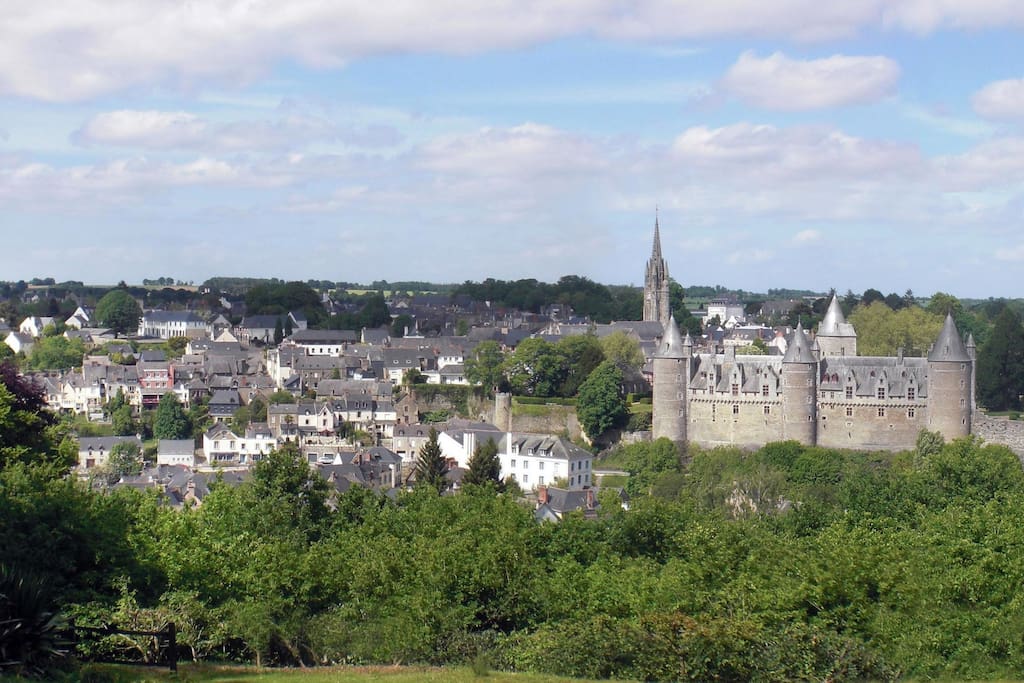 La vue sur la vallée de l'oust et la ville de Josselin