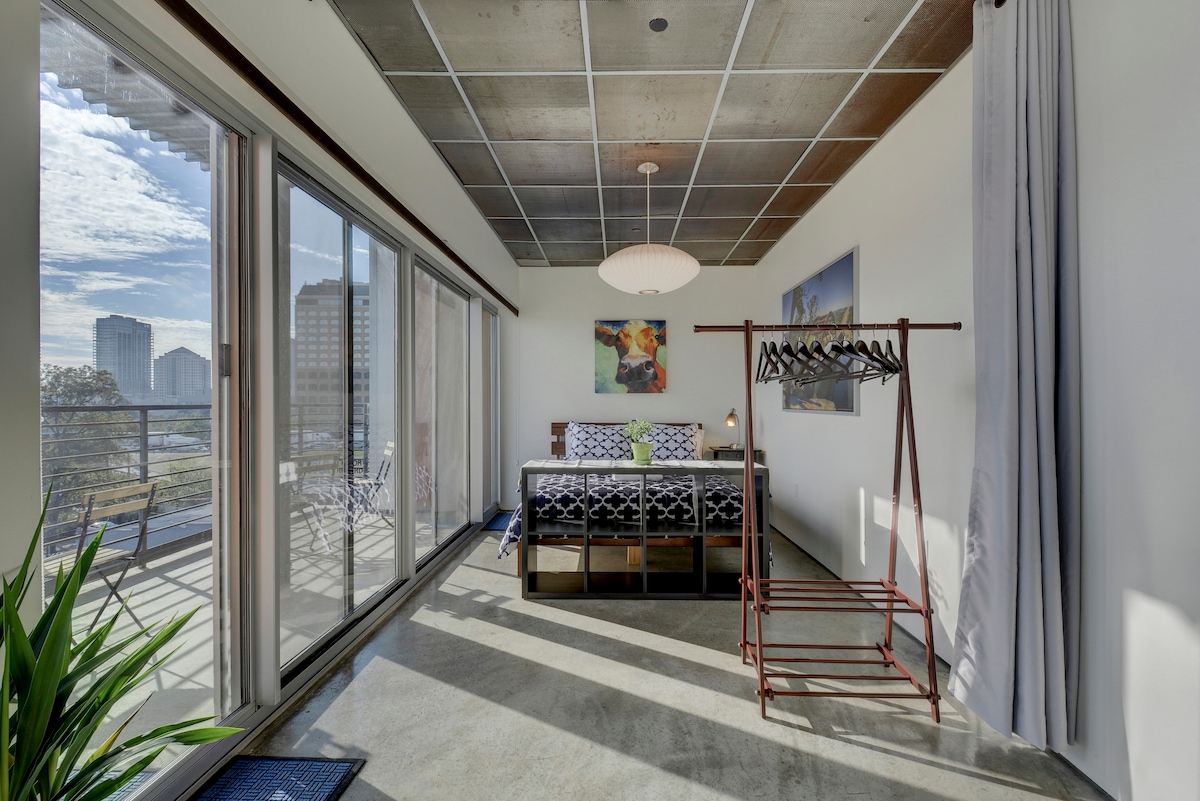 Stay on 6th Street | Walk to Convention Center