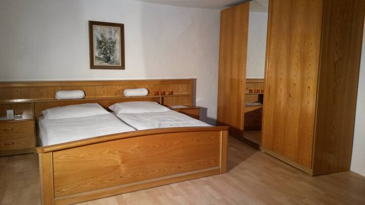 Schlafzimmer mit 2 Betten