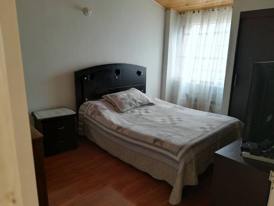 Habitación: Cama familiar + cama armarle para otra persona + mesa personal y escritorio