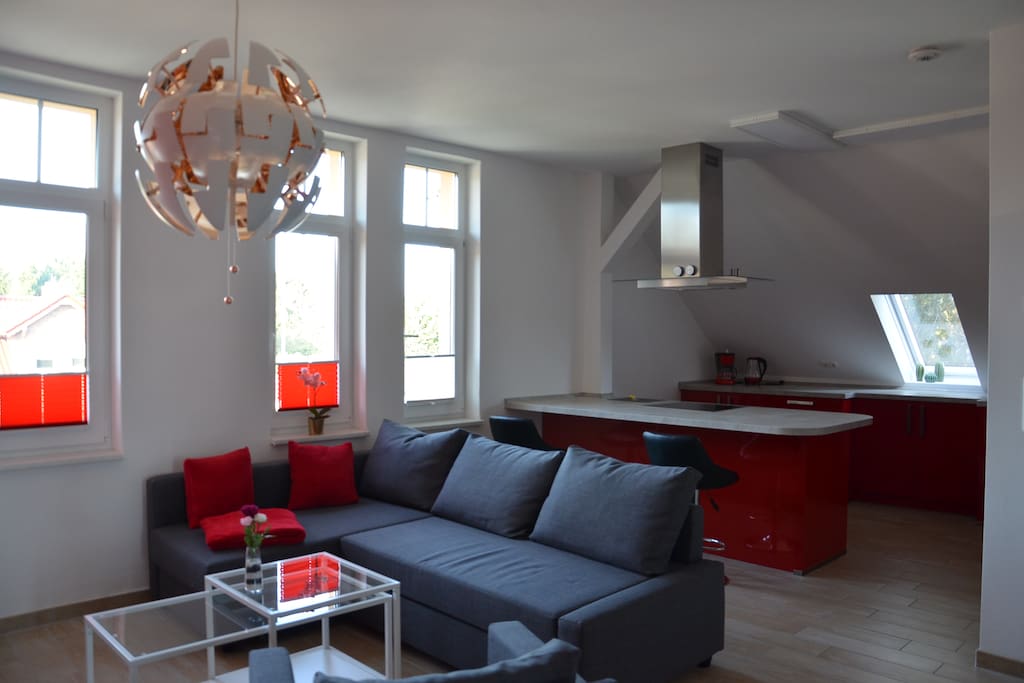 Blick aus dem Wohnzimmer in die Wohnküche